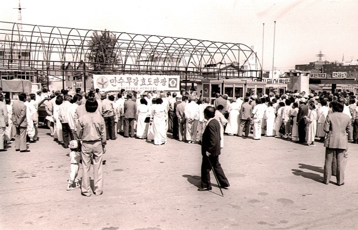 1983년 부천북부역광장에서 강화까지의 택시효도관광모습