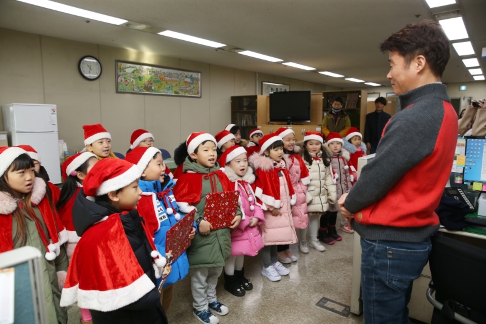 홍보담당관에 온 크리스마스 아이들 이미지
