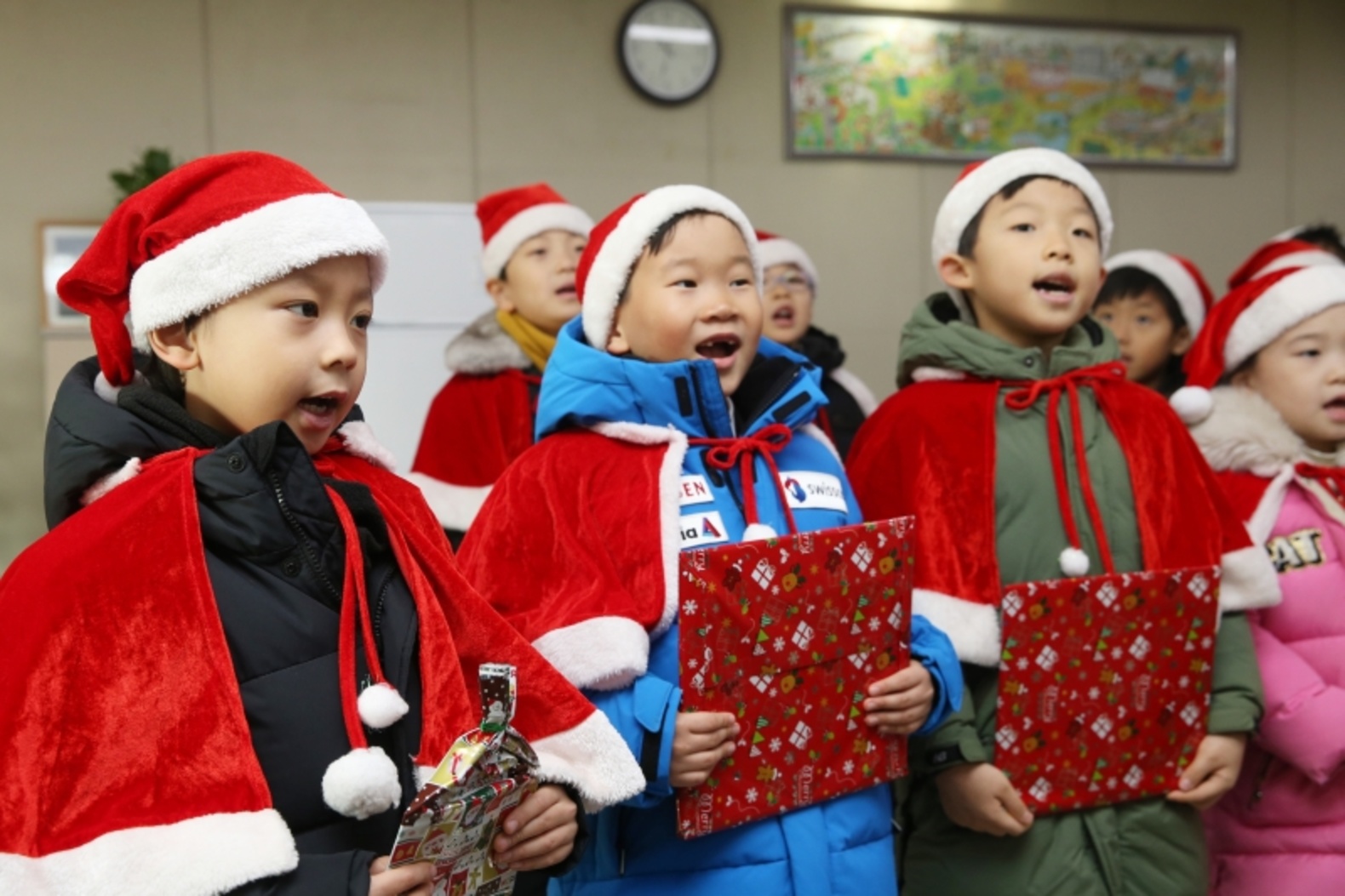 홍보담당관에 온 크리스마스 아이들 이미지